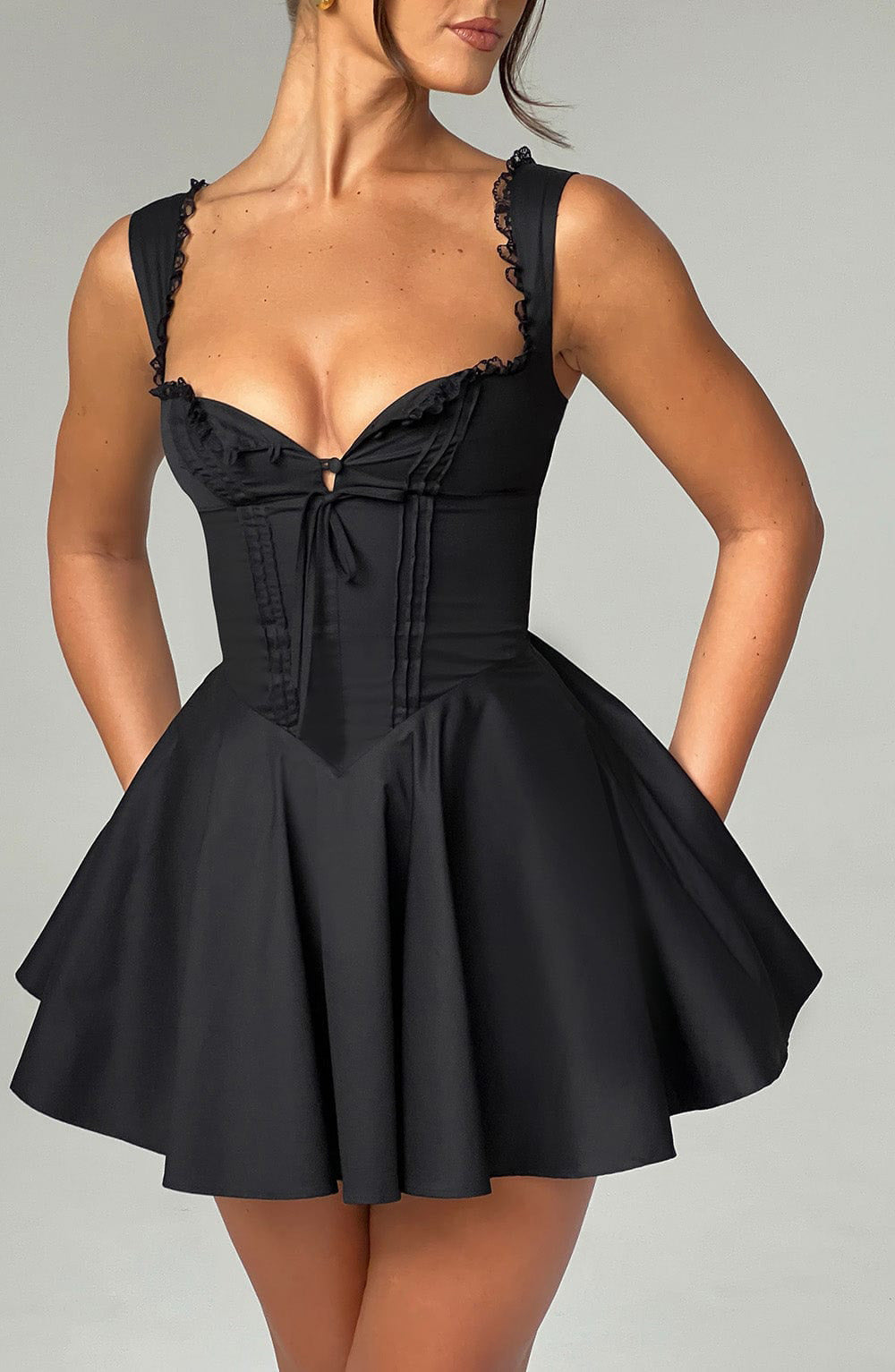 Damen verspieltes Minikleid mit raffiniertem V-Ausschnitt und süßen Rüschendetails