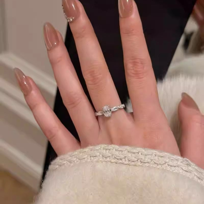 Damen Verlobungsring mit funkelndem ovalen Edelstein und filigraner Zirkonia-Verzierung Shop Nory