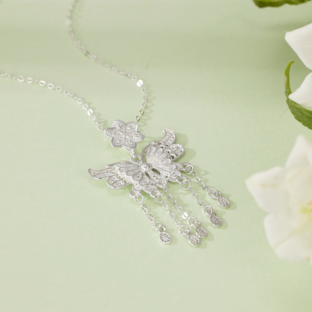 Damen Halskette mit filigranem Schmetterlingsanhänger und funkelnden Elementen Shop Nory