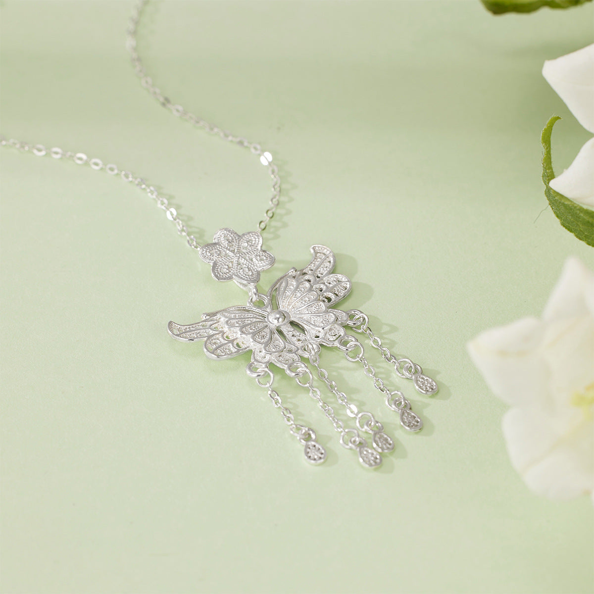 Damen Halskette mit filigranem Schmetterlingsanhänger und funkelnden Elementen Shop Nory