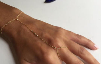 Damen Handkette aus feinen Gliederketten mit eleganten Akzenten Shop Nory