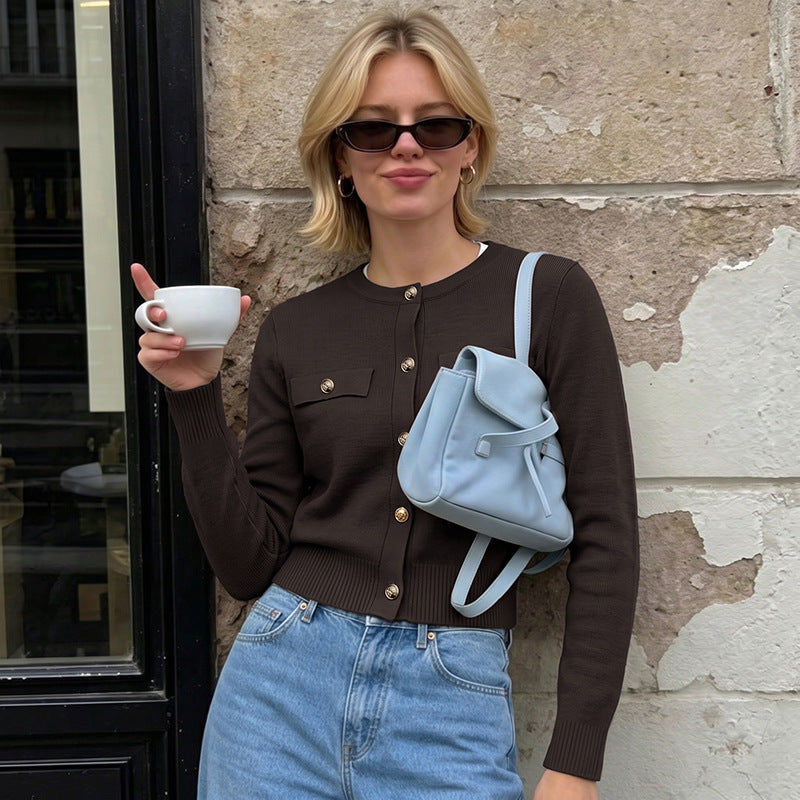 Damen Kurzgeschnittener Feinstrick-Cardigan mit Zierpatten und goldfarbenen Knöpfen Shop Nory