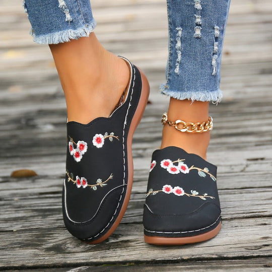 Damen geschlossene Clogs mit floralem Design und komfortablem Fußbett