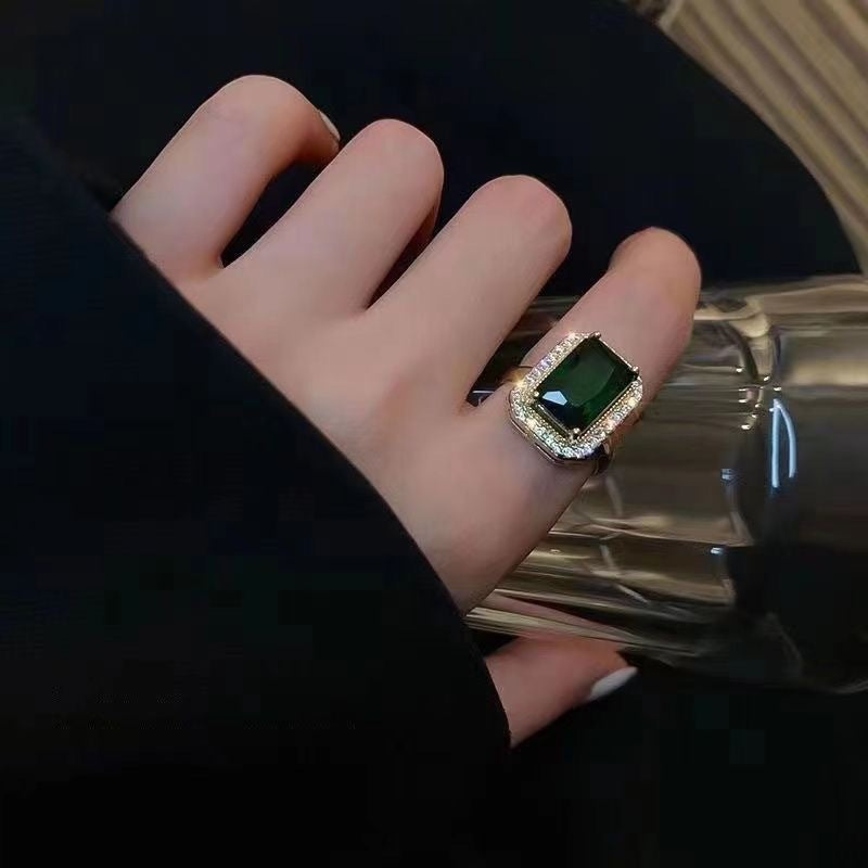 Facettiertes simulierter Edelstein Halo Anhänger Halskette und Cocktailring und Tropfohrringe Set mit Mikro Pavé Kristallen