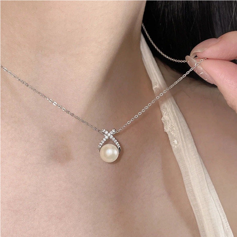 Damen Halskette mit funkelndem Perlenanhänger und eleganter Zirkonia-Fassung Shop Nory