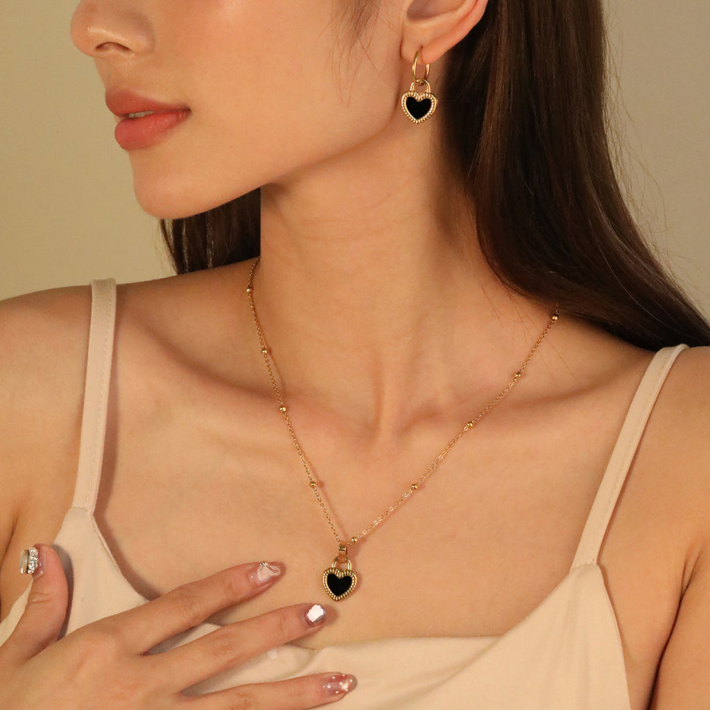 Damen Schmuckset mit schwarzem Herzanhänger und eleganten Ohrringen Shop Nory