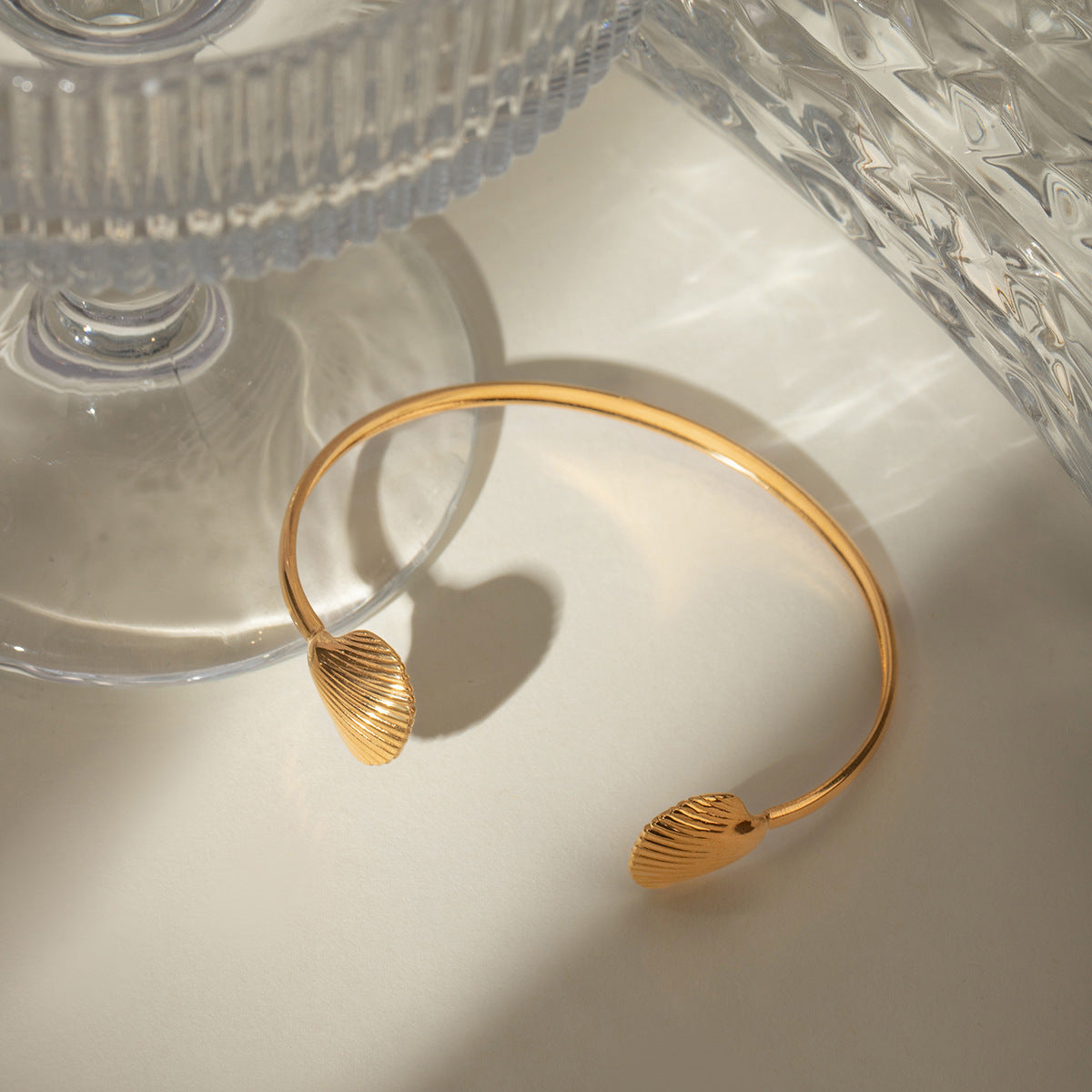 Damen Armreif mit kunstvollem Muschelmuster aus hypoallergenem Edelstahl Shop Nory