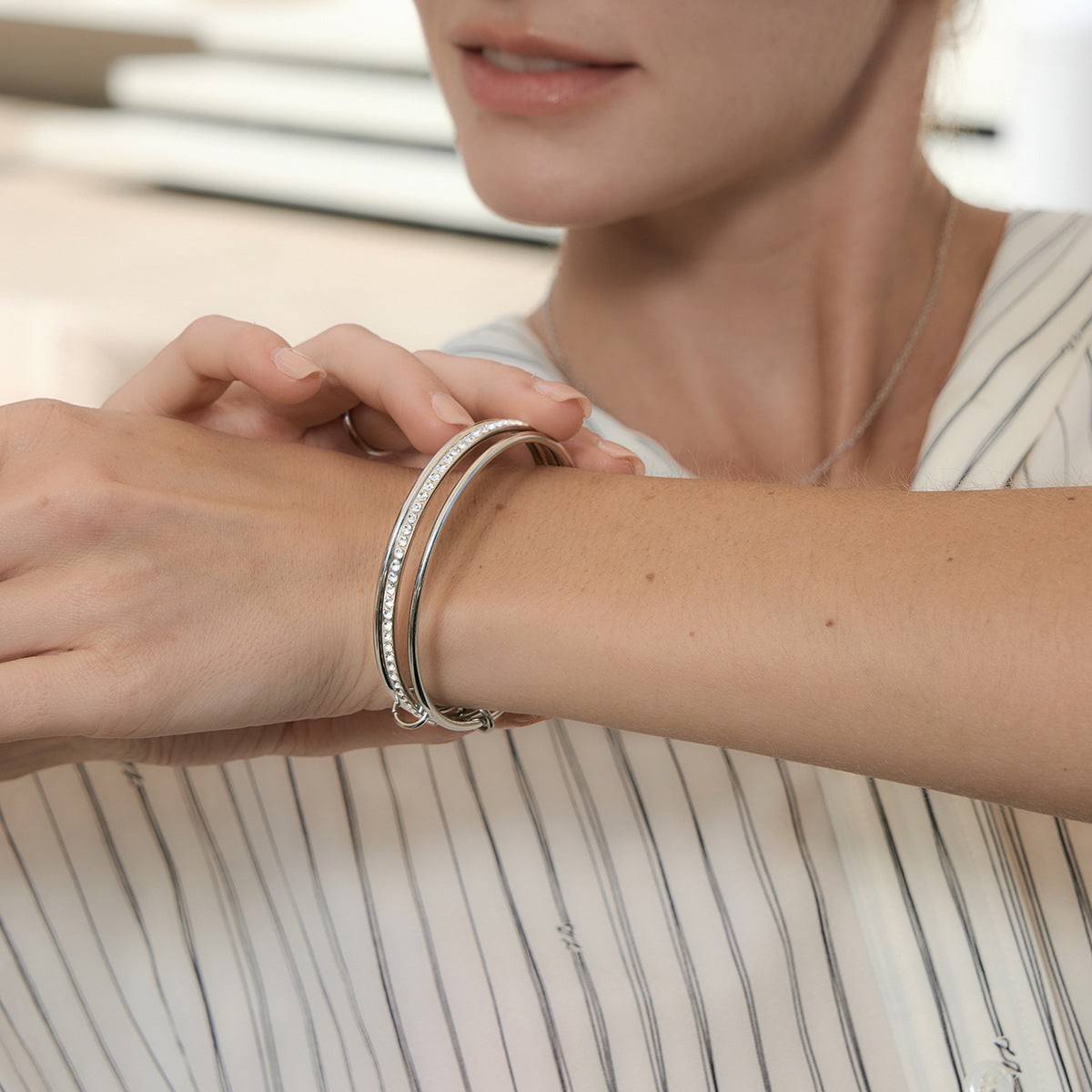 Damen Edelstahl Armband mit funkelnden Kristallen und hypoallergener Verarbeitung Shop Nory