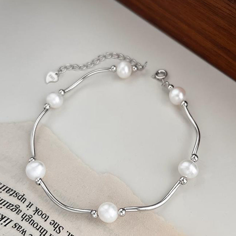 Damen modernes Armband mit eleganten Perlen und geschwungenem Design Shop Nory