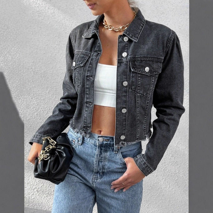 Damen Kurz geschnittene taillierte Jeansjacke mit rohem Fransen-Saum und Pattentaschen Shop Nory