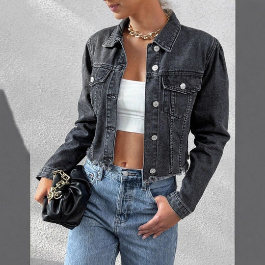 Damen Kurz geschnittene taillierte Jeansjacke mit rohem Fransen-Saum und Pattentaschen Shop Nory