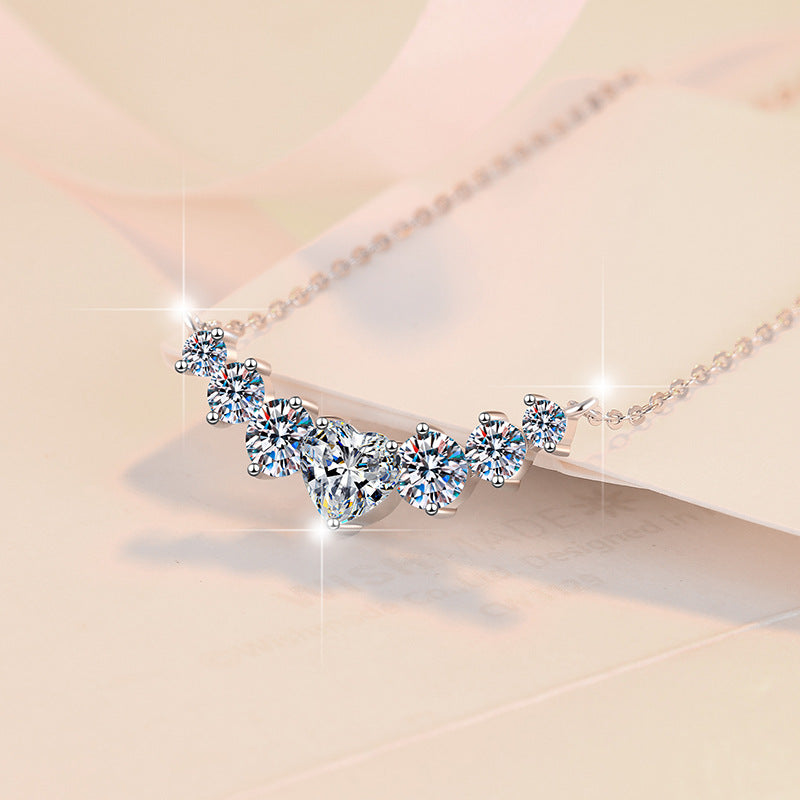 Damen Anhänger-Halskette mit funkelnden Kristallen und herzförmigem Design Shop Nory