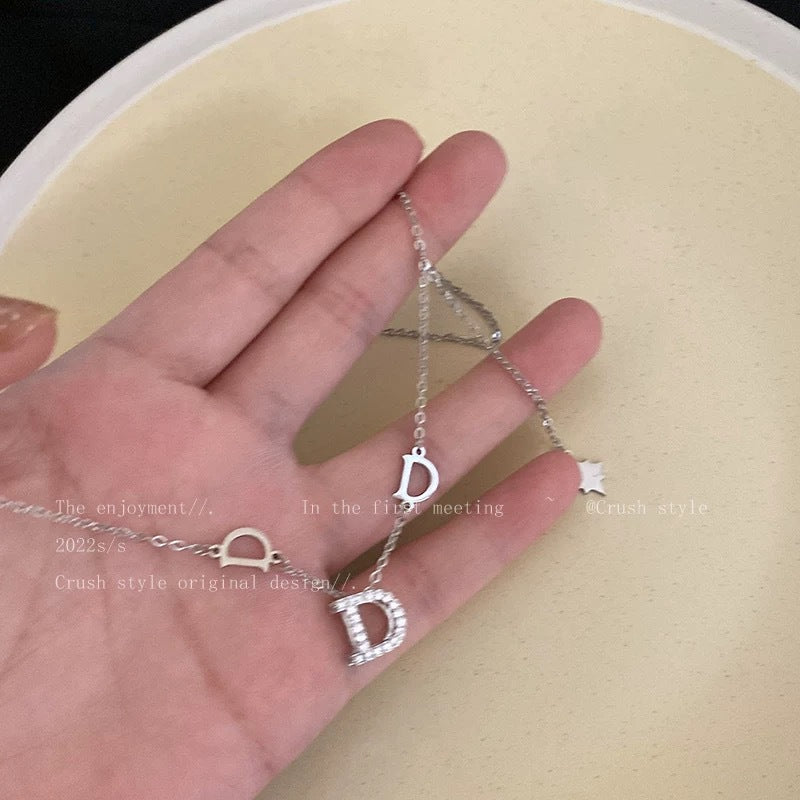 Damen Halskette mit funkelndem "D"-Anhänger und zarten Sternmotiv Shop Nory