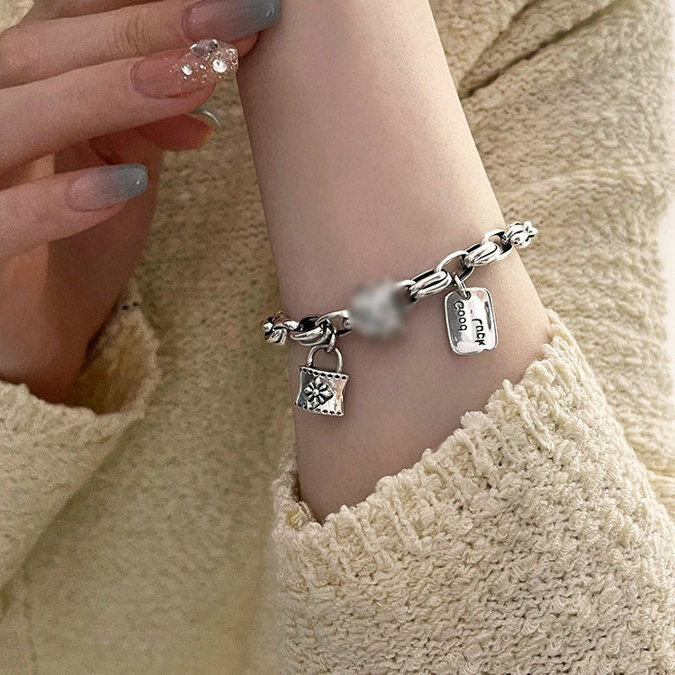 Damenarmband mit kunstvollem Anhänger und edlen Details Shop Nory