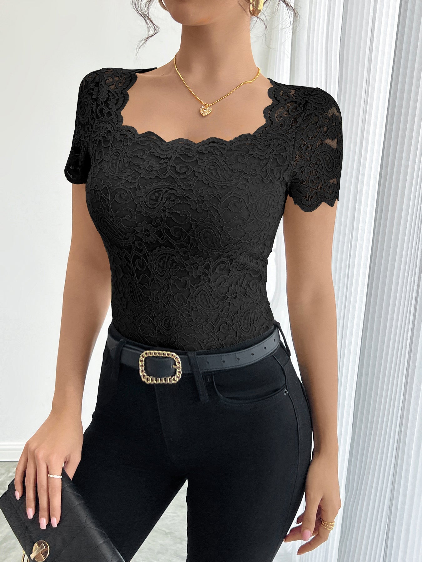 Damen Spitzenbody mit eleganten Abschluss