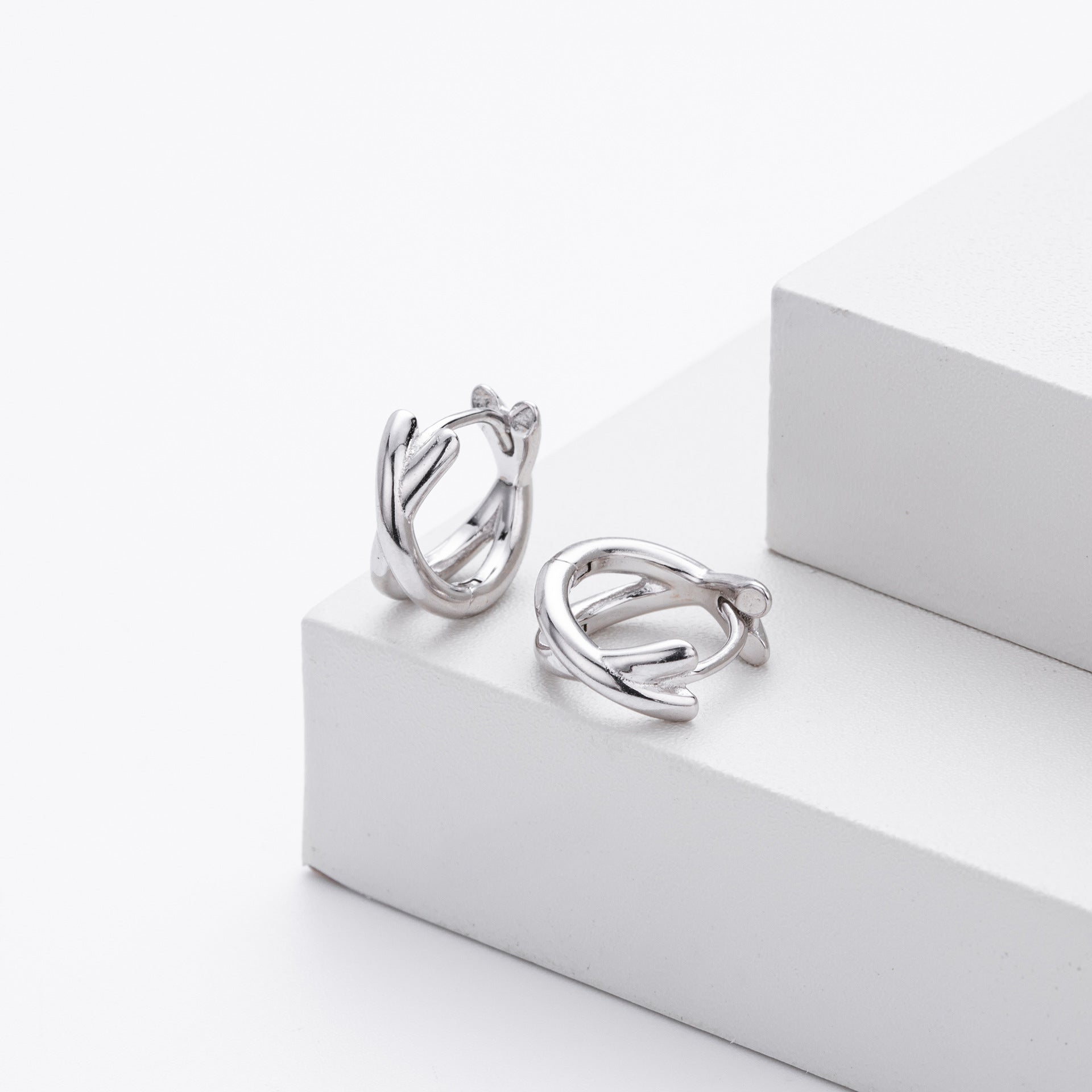 Damen Creolen Ohrhänger mit zeitgemäßem X-Design aus 925 Sterlingsilber Shop Nory