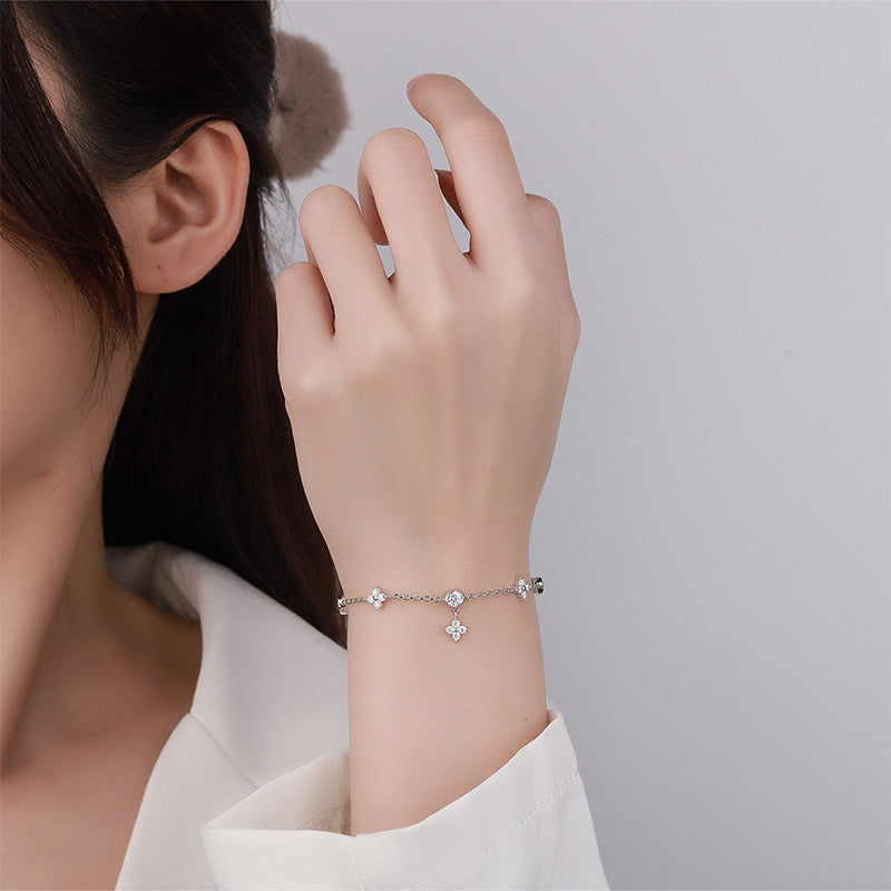 Damenarmband mit funkelnden Zirkonia und floralen Akzenten Shop Nory