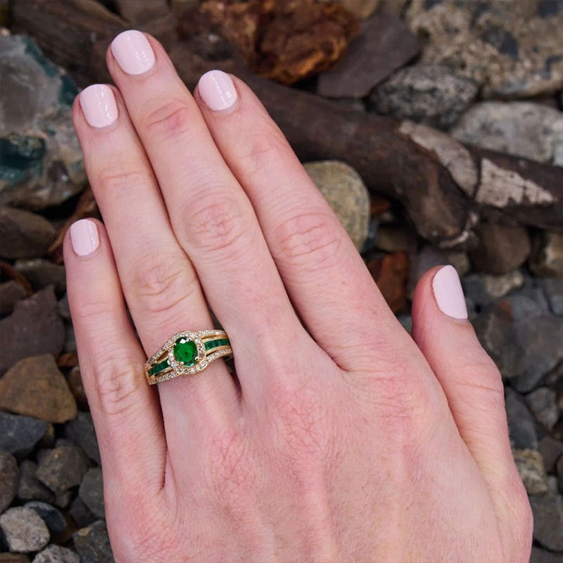 Damenring mit elegantem Smaragd und funkelnden Zirkoniasteinen Shop Nory