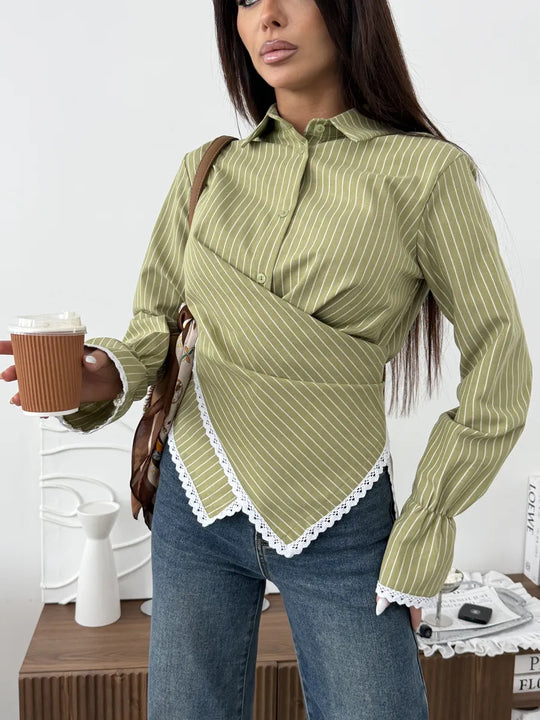 Damen nan taillierte Wickelbluse mit Spitzenrand und feinen Längsstreifen Shop Nory