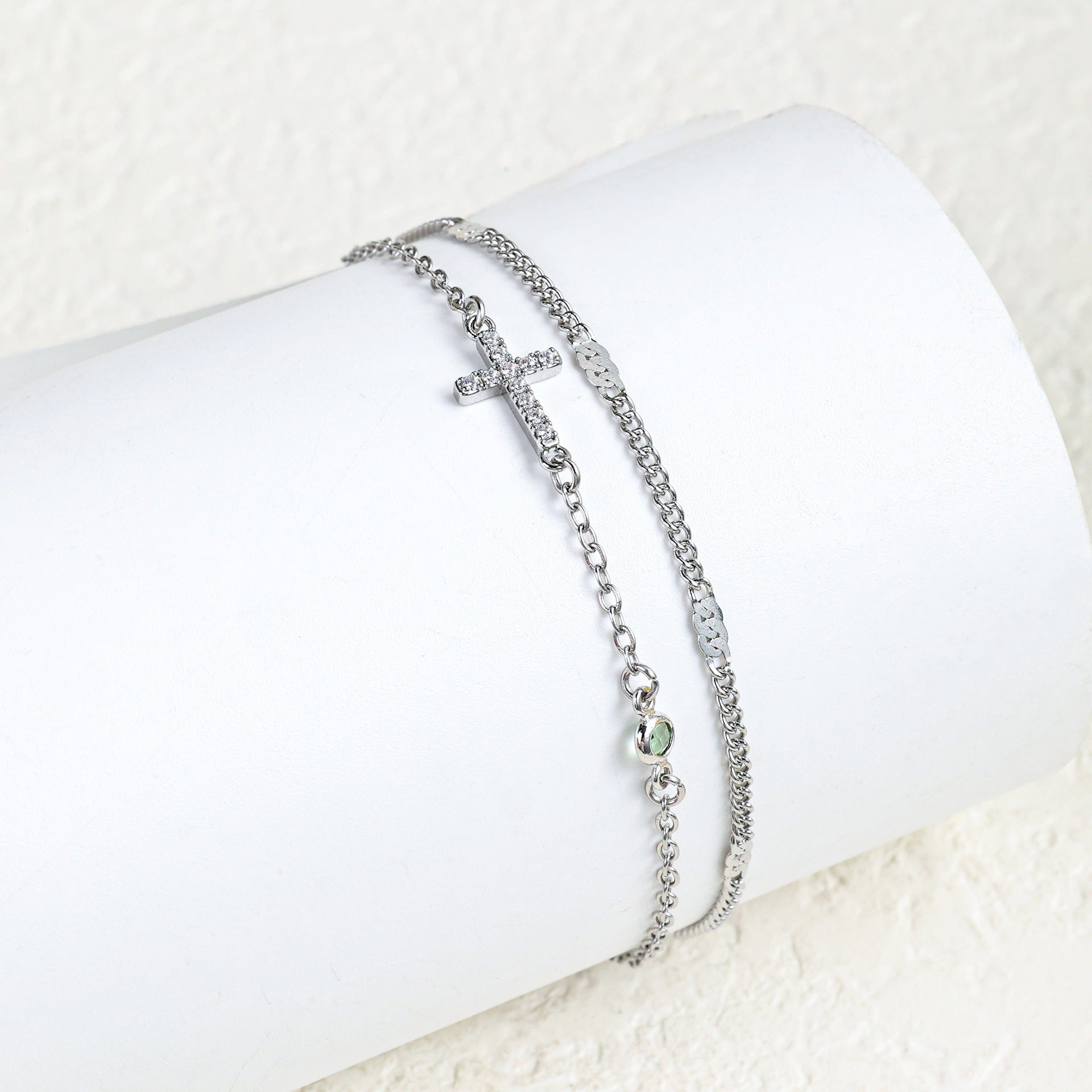 Damenarmband mit christlichem Kreuz und funkelnden Strasssteinen Shop Nory
