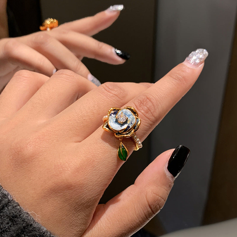 Damenring mit blühendem Rosen-Design und funkelndem Blattanhänger Shop Nory