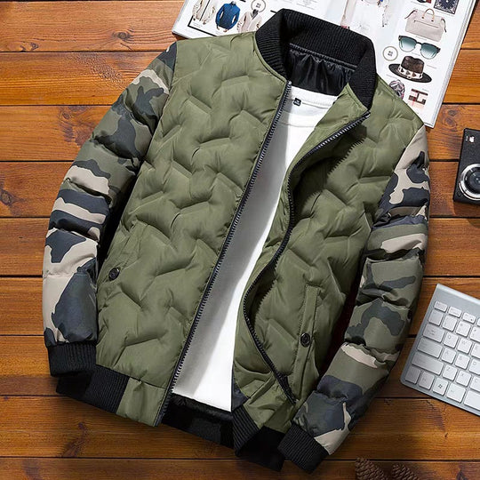 Herren Leicht wattierte Bomberjacke im Urban‑Camo‑Mix mit Rautensteppung und gerippten Abschlüssen Shop Nory