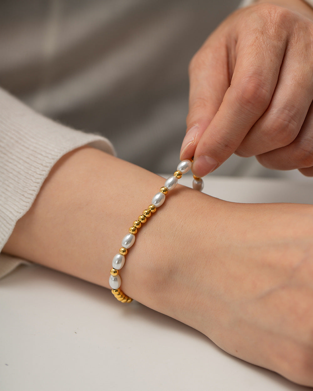 Damen Armband aus Perlen und goldenem Edelstahl Shop Nory