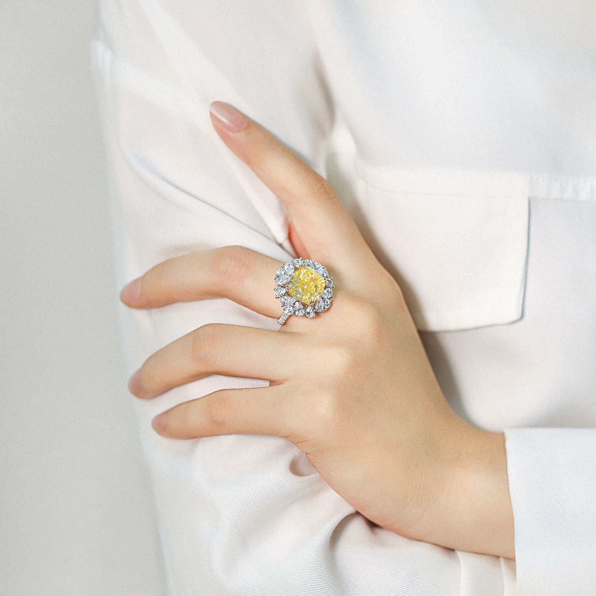 Damen eleganter Ring mit strahlendem gelben Hauptstein und hochwertigem Zirkonia-Besatz Shop Nory