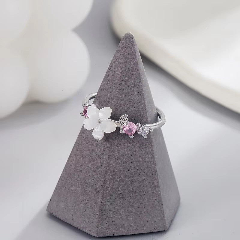 Damenring mit einem eleganten floralen Design Shop Nory