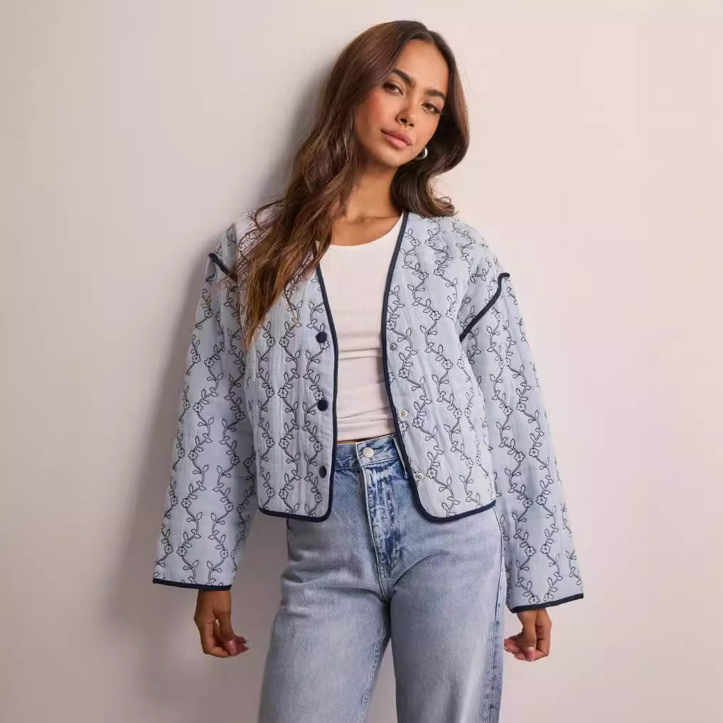 Damen gesteppte Kurzjacke mit V‑Ausschnitt, Kontrastpaspel und floraler Steppapplikation Shop Nory