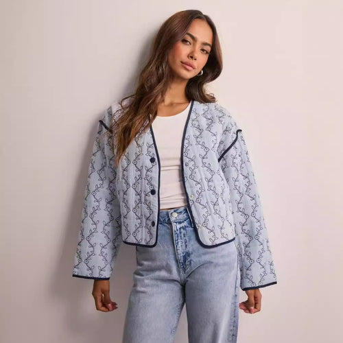 Damen gesteppte Kurzjacke mit V‑Ausschnitt, Kontrastpaspel und floraler Steppapplikation Shop Nory