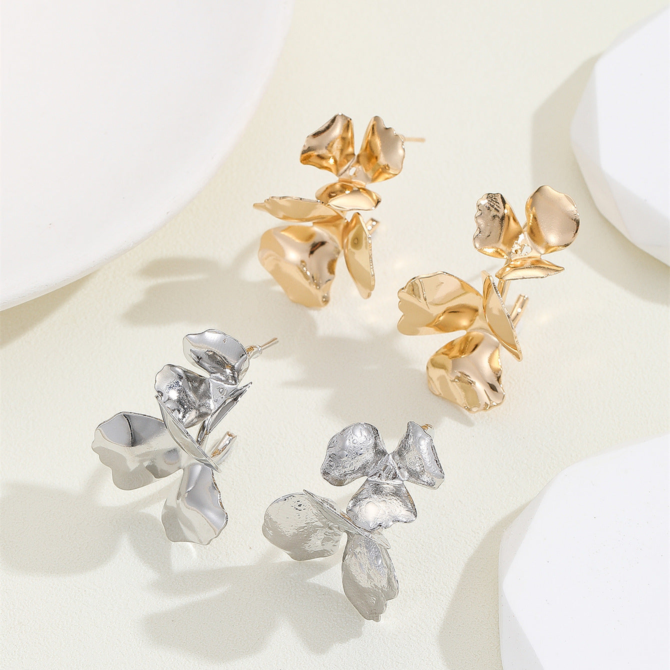 Damen Ohrhänger im eleganten, skulpturalen Blumendesign Shop Nory