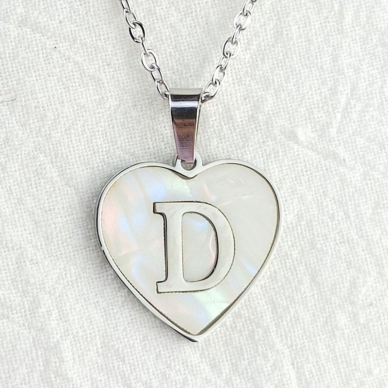 Damen Halskette mit herzförmigem Anhänger aus Muschelschale und initialisiertem Design Shop Nory