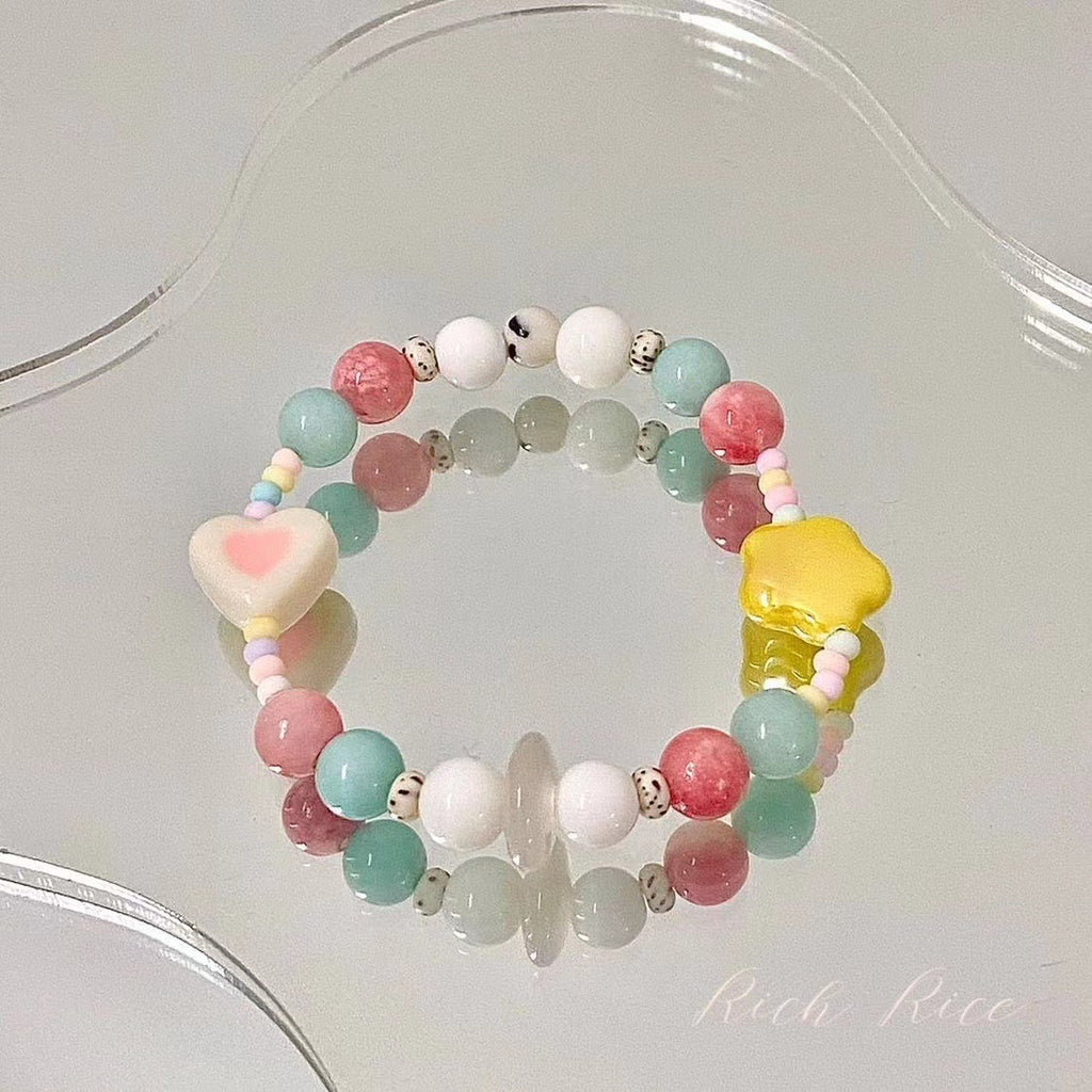 Damen Armband mit bunten Halbedelsteinen und verspielt gestalteten Anhängern Shop Nory