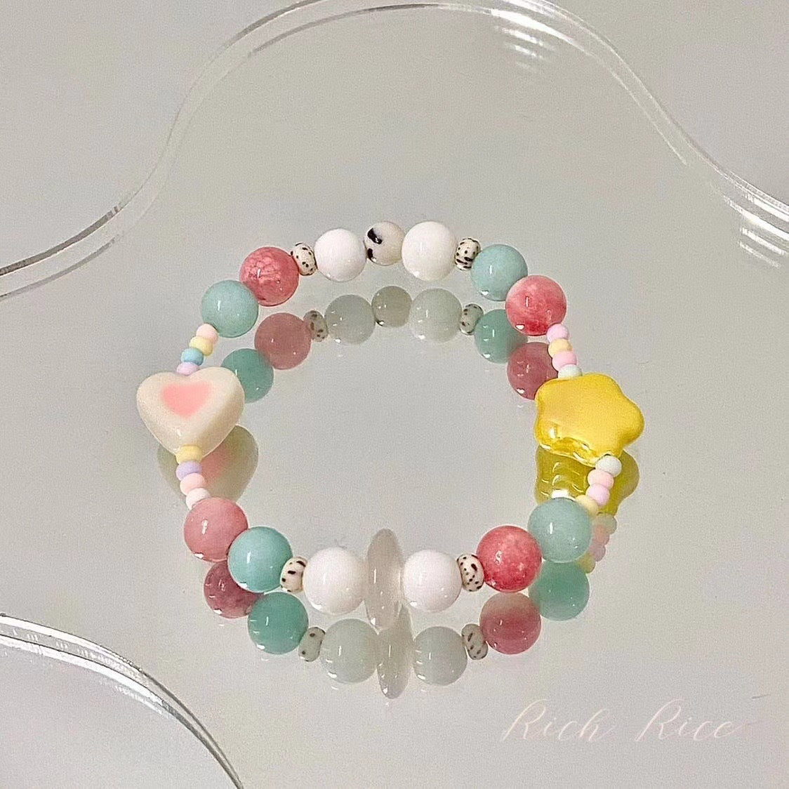 Damen Armband mit bunten Halbedelsteinen und verspielt gestalteten Anhängern Shop Nory