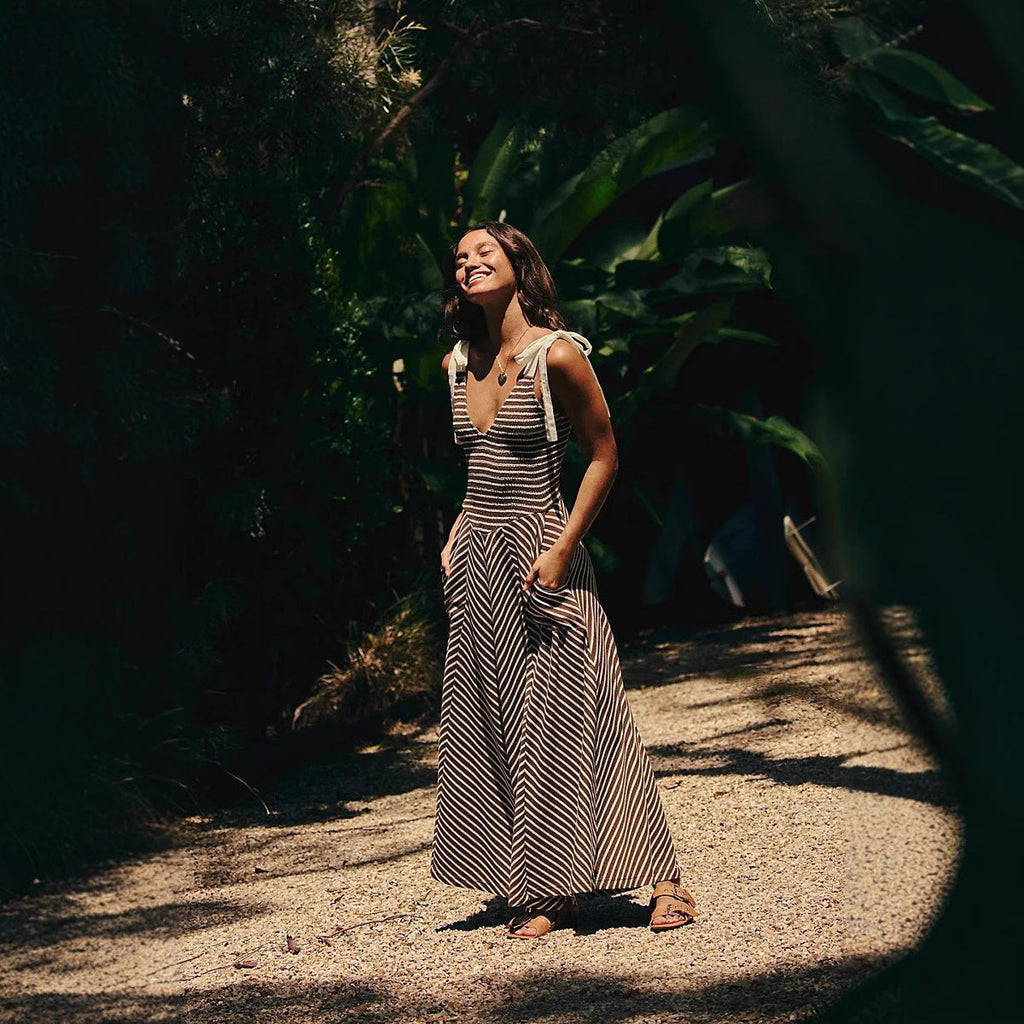 Damen Maxi-Sommerkleid mit verspielten Trägern und elegantem V-Ausschnitt