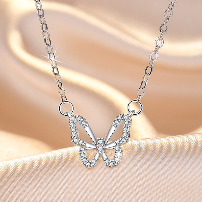 Damen Halskette mit filigranem Schmetterlingsanhänger und funkelnden Kristallen Shop Nory