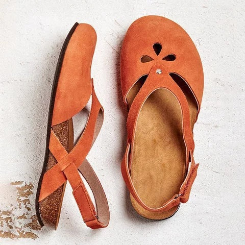 Damen nan geschlossene Slingback-Sandale aus Veloursleder mit ergonomischem Kork-Fußbett und dekorativen Loch-Aussparungen