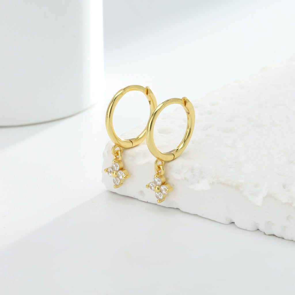 Damen Creolenohrringe mit blütenförmigen Anhängern und hochwertigem Zirkonbesatz Shop Nory