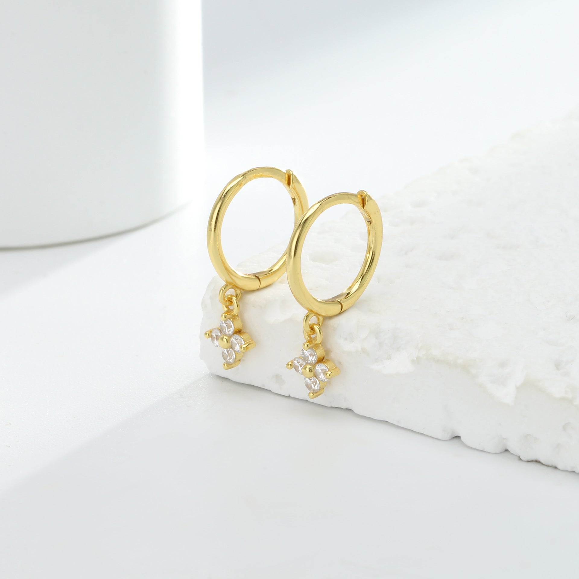 Damen Creolenohrringe mit blütenförmigen Anhängern und hochwertigem Zirkonbesatz Shop Nory