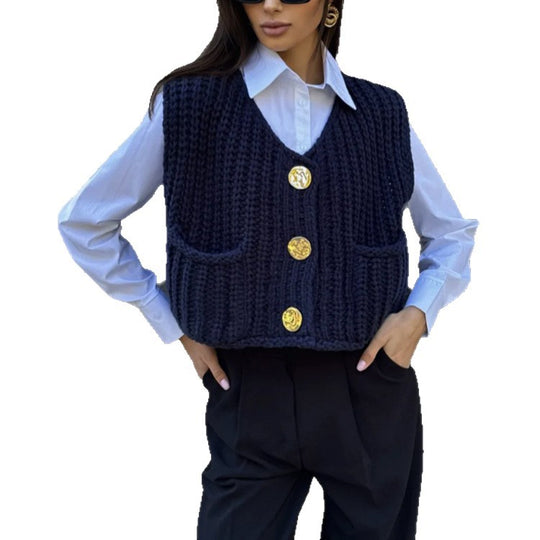 Damen Grobgestrickte Cropped Weste mit V-Ausschnitt und goldenen Zierknöpfen Shop Nory