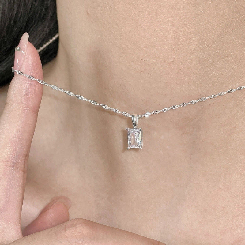 Damen Halskette mit funkelndem rechteckigem Anhänger aus hochwertigem Edelstahl Shop Nory
