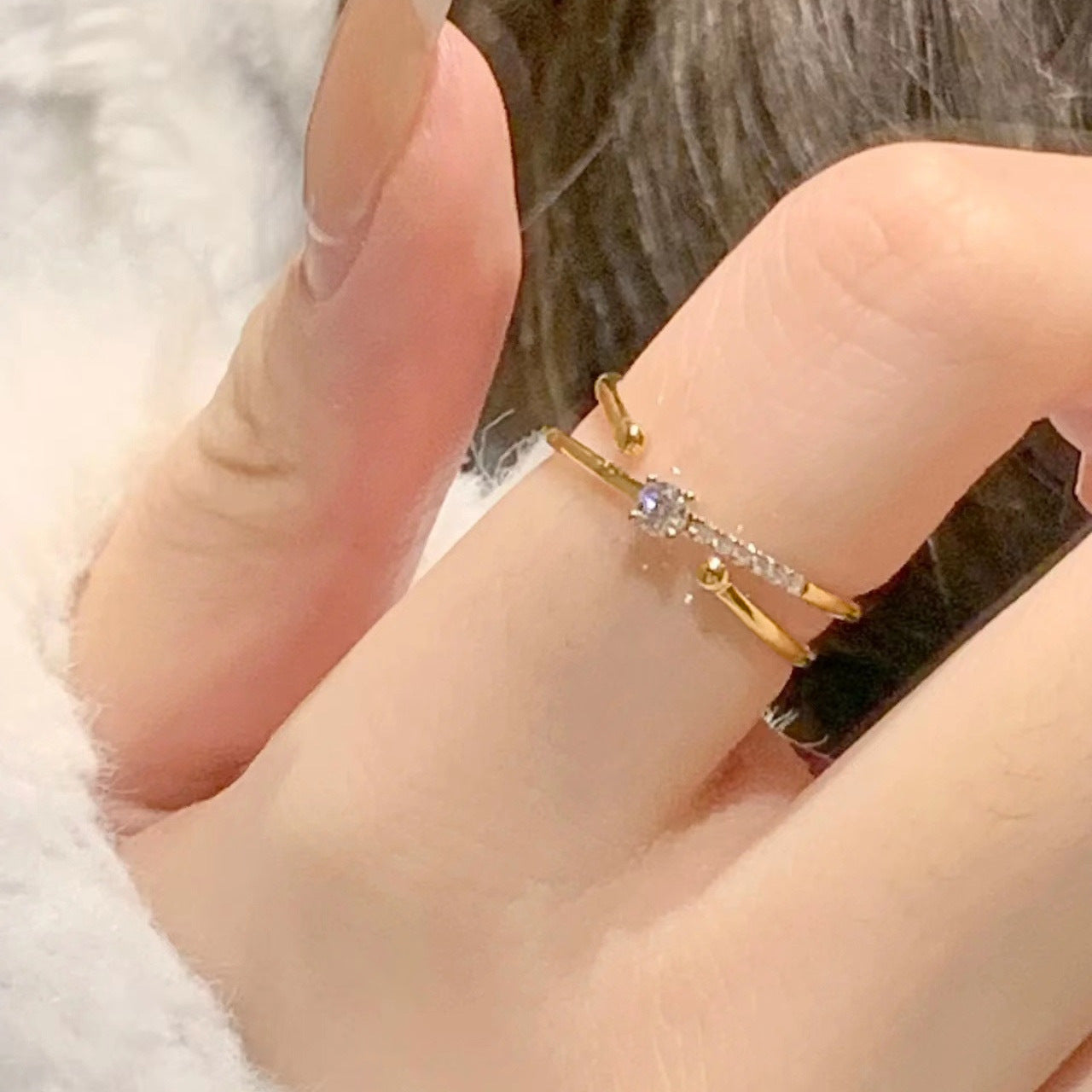 Damenring mit elegantem Wellenmuster und funkelnden Zirkonia Shop Nory
