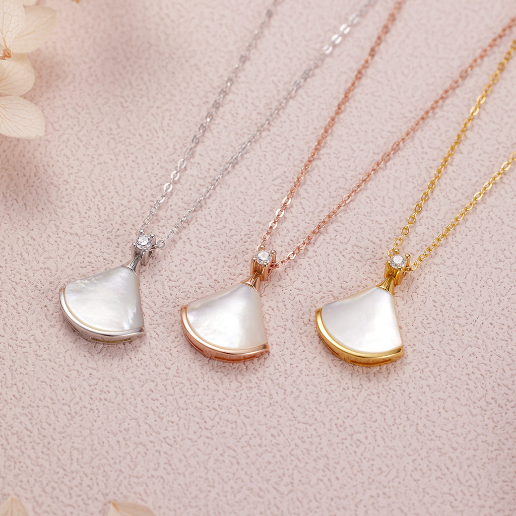 Damen Halskette mit eleganter Muschelform und funkelnden Kristallen Shop Nory