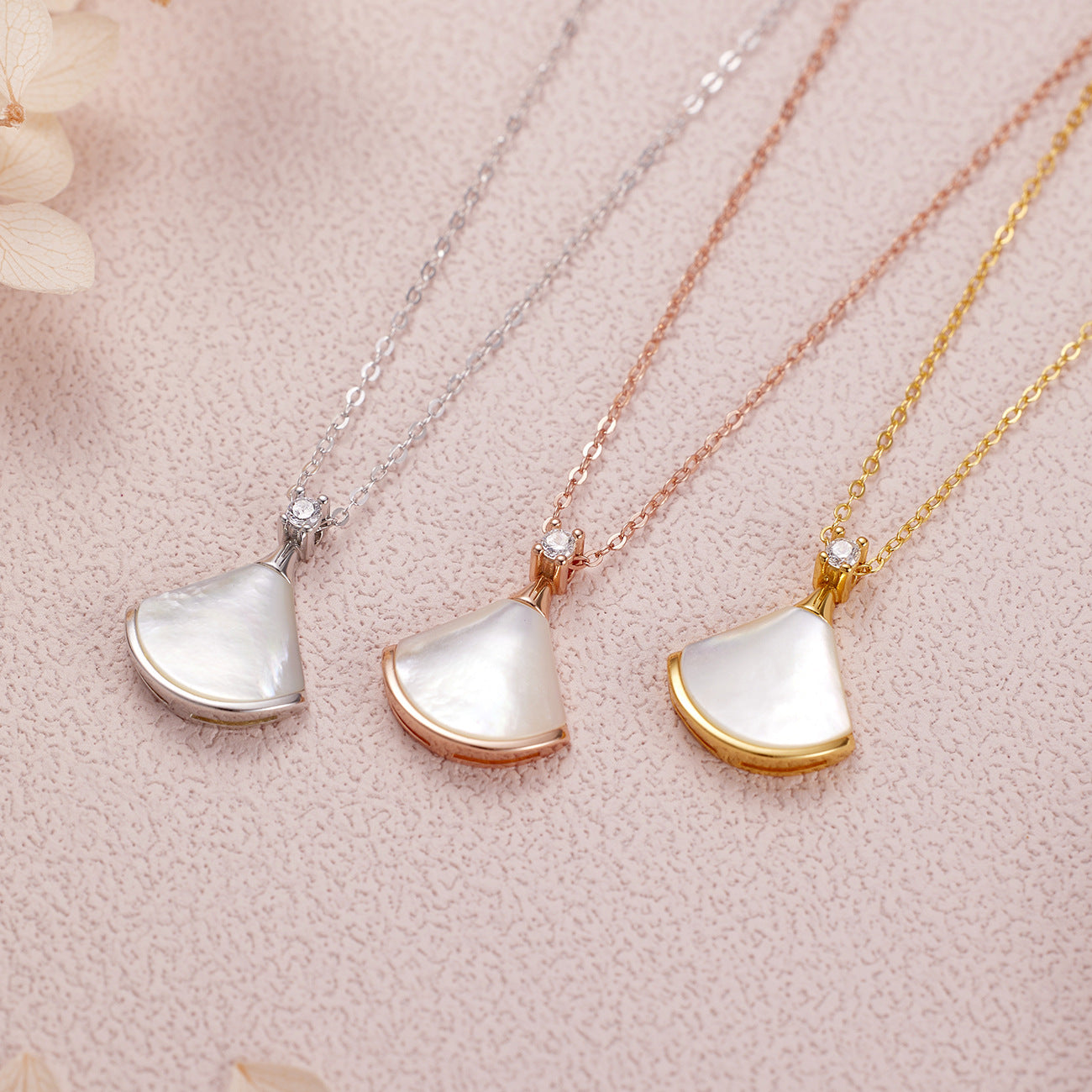Damen Halskette mit eleganter Muschelform und funkelnden Kristallen Shop Nory