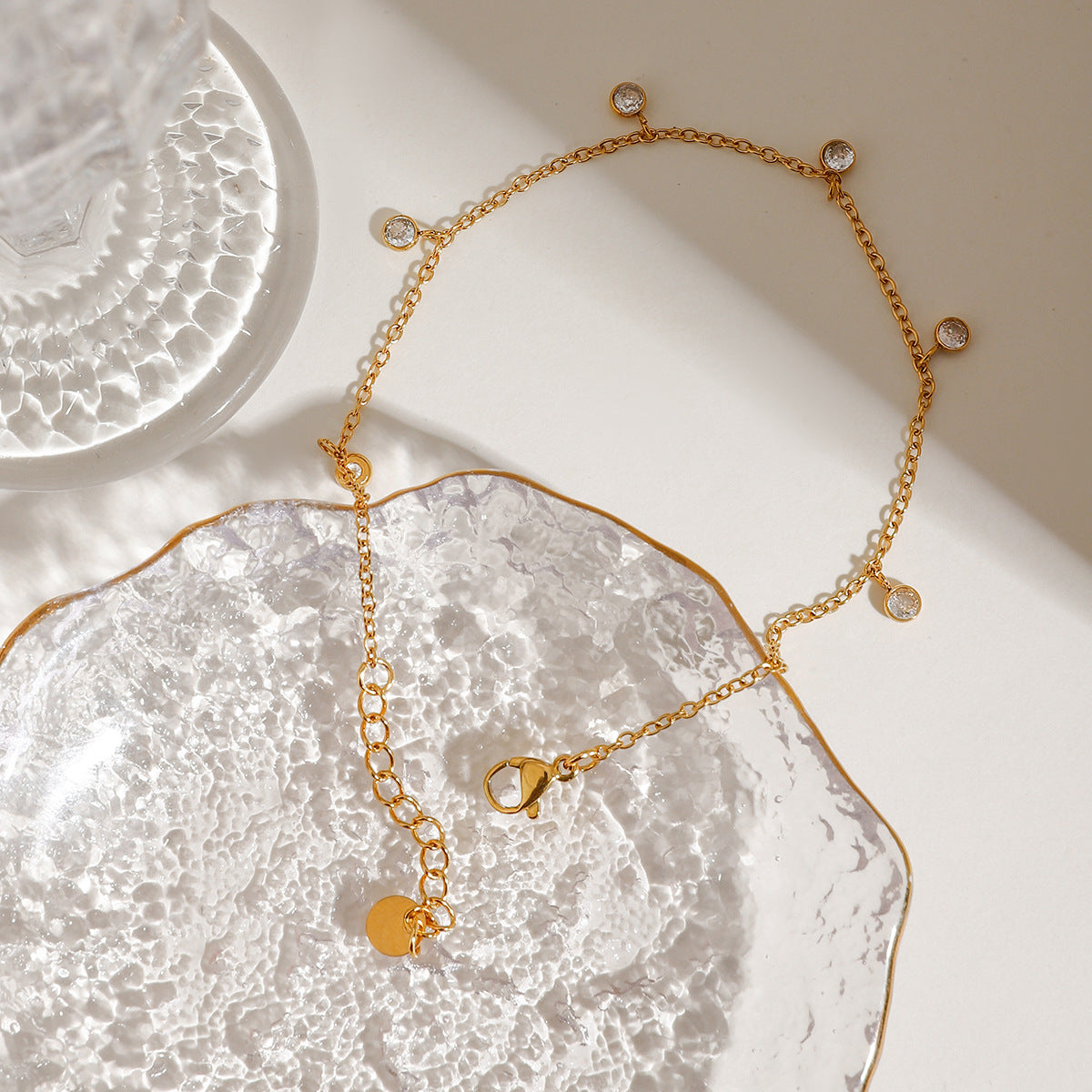 Damen Armband mit funkelnden Kristall-Anhängern und hypoallergener Edelstahlverarbeitung Shop Nory