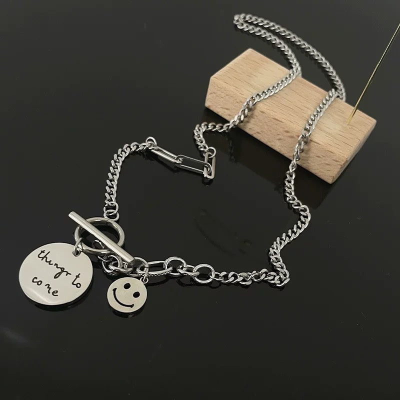 Damen Kette mit einzigartigem smiley Anhänger und graviertem Motiv Shop Nory