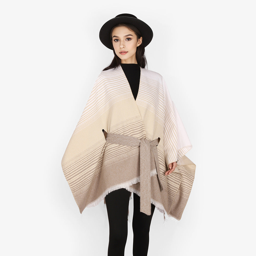 Damen Wickelponcho aus Feinstrick mit Bindegürtel und Fransensaum Shop Nory
