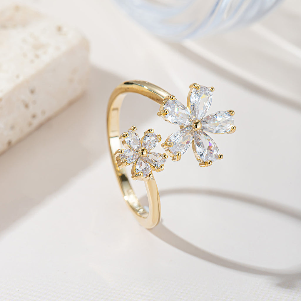 Damenring mit filigranem Blumenmuster und funkelnden Zirkonia Shop Nory