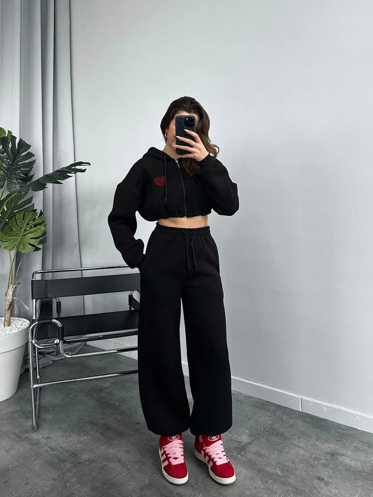 Damen Gekürztes Kapuzen‑Zip‑Set mit Herz‑Stickerei und weiter High‑Waist Jogginghose Shop Nory